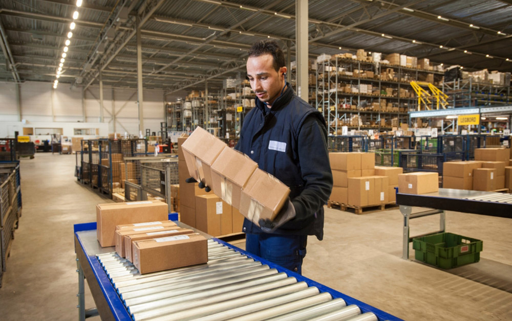 Pool distribution in action: Optimizing warehouse operations for efficient multi-shipment processing.